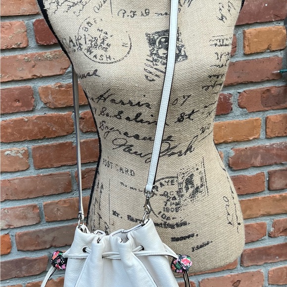 Authentic Coach Drawstring Crossbody Petal Bag Pebble Leather Chalk White EUC - Picture 3 of 15